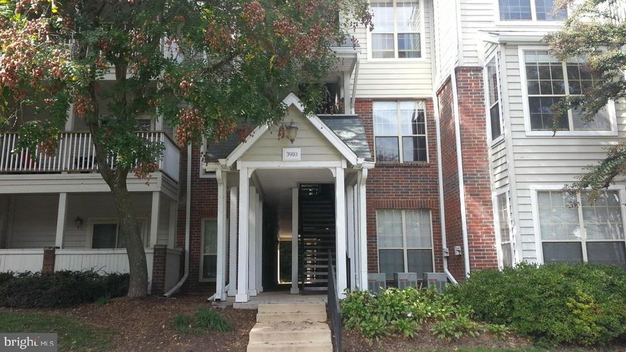 AVAILABLE JULY 4 * 2 BEDROOM, 1 BATH CONDO * GREAT CONDITION * NEW STAINLESS APPLIANCES * CORIAN COUNTERTOPS * FIREPLACE * WASHER / DRYER IN UNIT * RESERVED PARKING * WALK-IN CLOSET * GOLF COURSE COMMUNITY * AMENITIES INCLUDE POOLS, FITNESS CENTER AND TENNIS * MINUTES TO I-66, RT 50 AND FAIR OAKS MALL * LOCKBOX ON RAILING ACROSS FROM UNIT DOOR.  NOTE:  680 CREDIT REQUIREMENT - 3X RENT MONTHLY GROSS INCOME