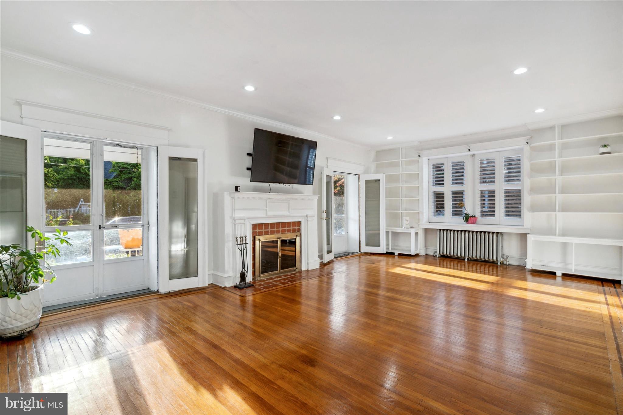 EAST OAK LANE - Residential