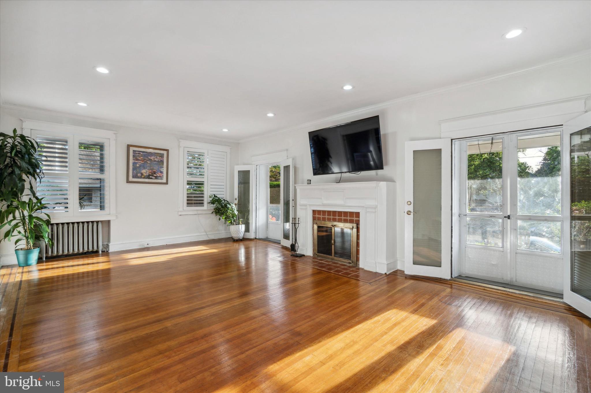 EAST OAK LANE - Residential