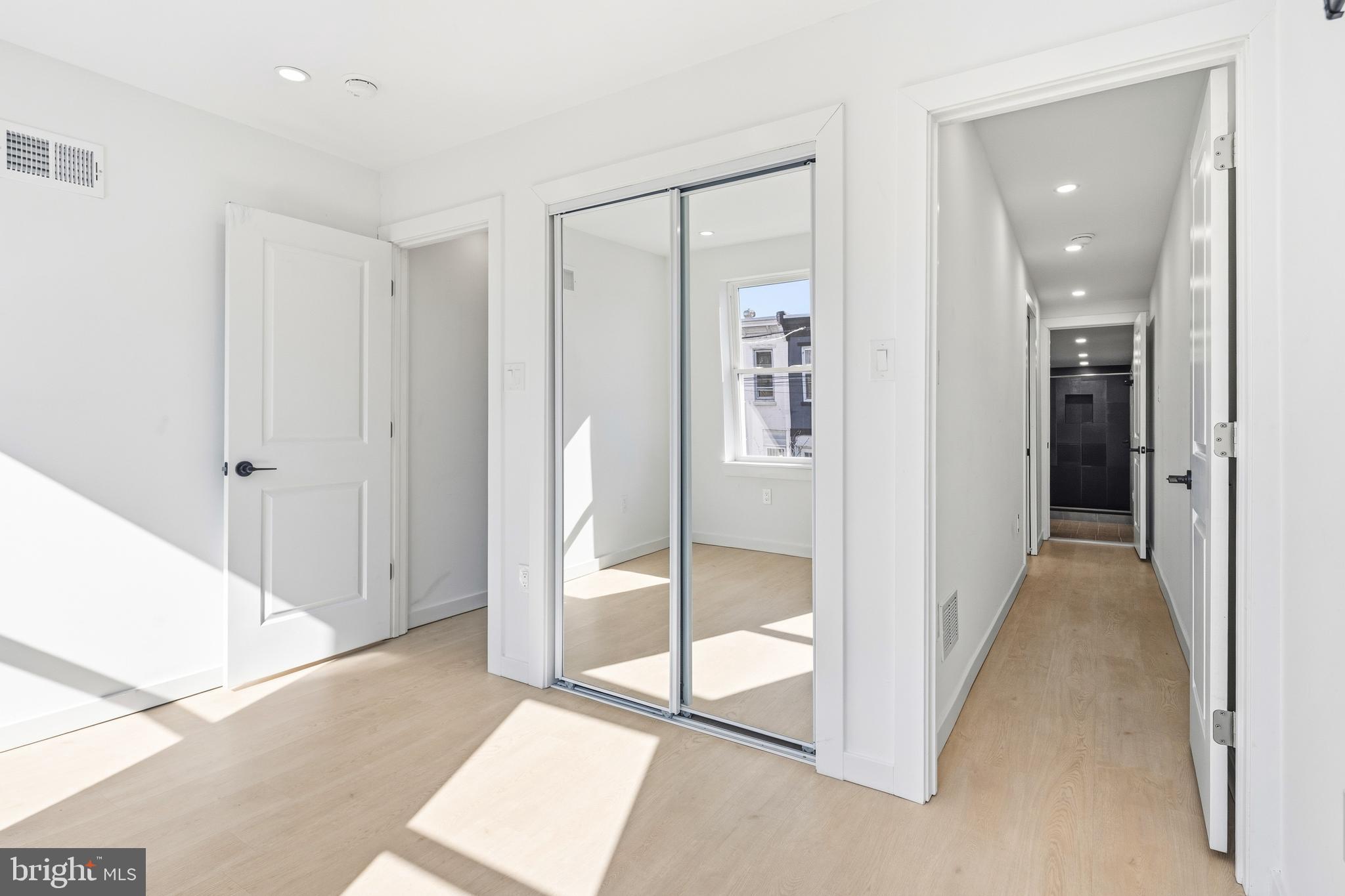 EAST KENSINGTON - Residential