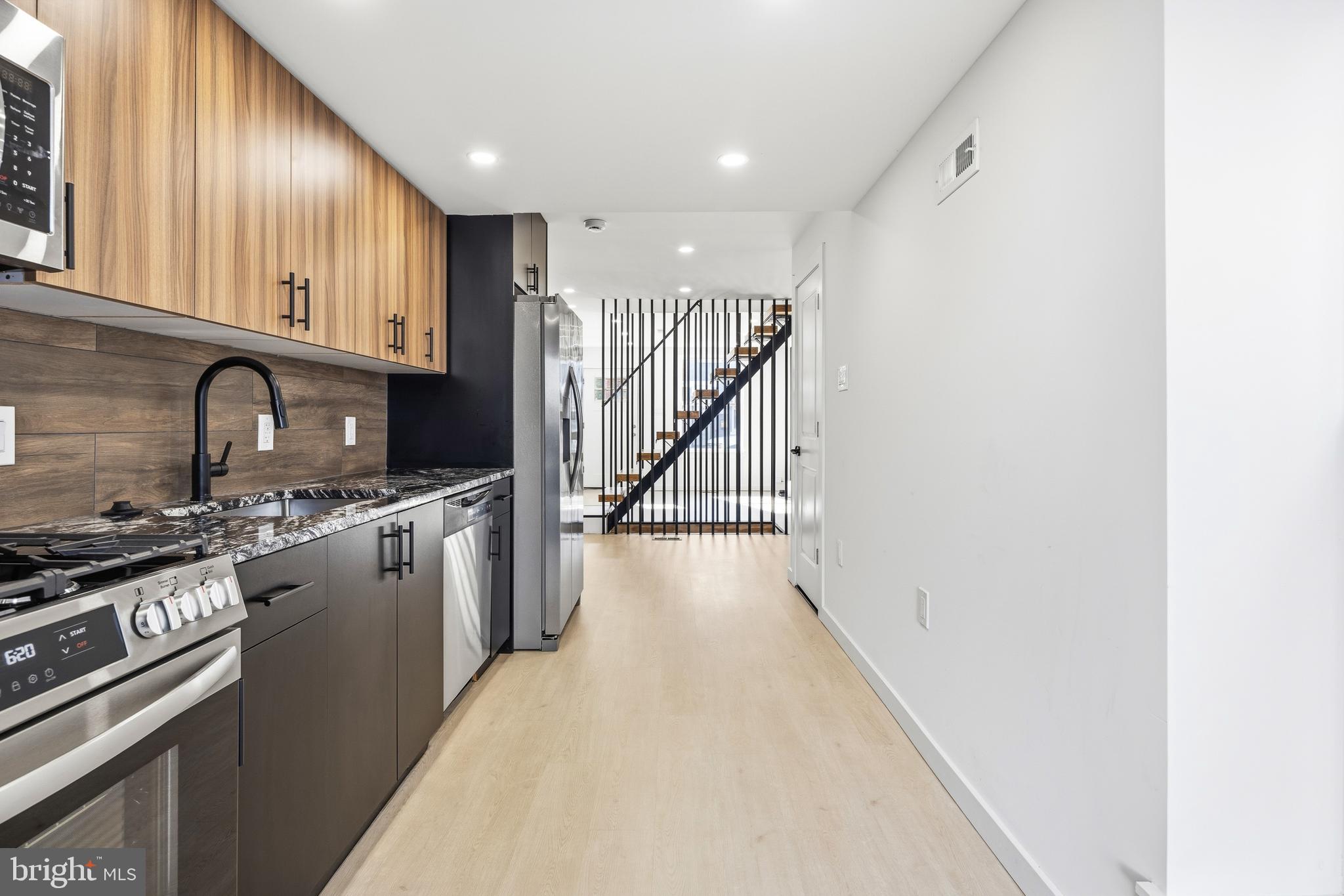 EAST KENSINGTON - Residential