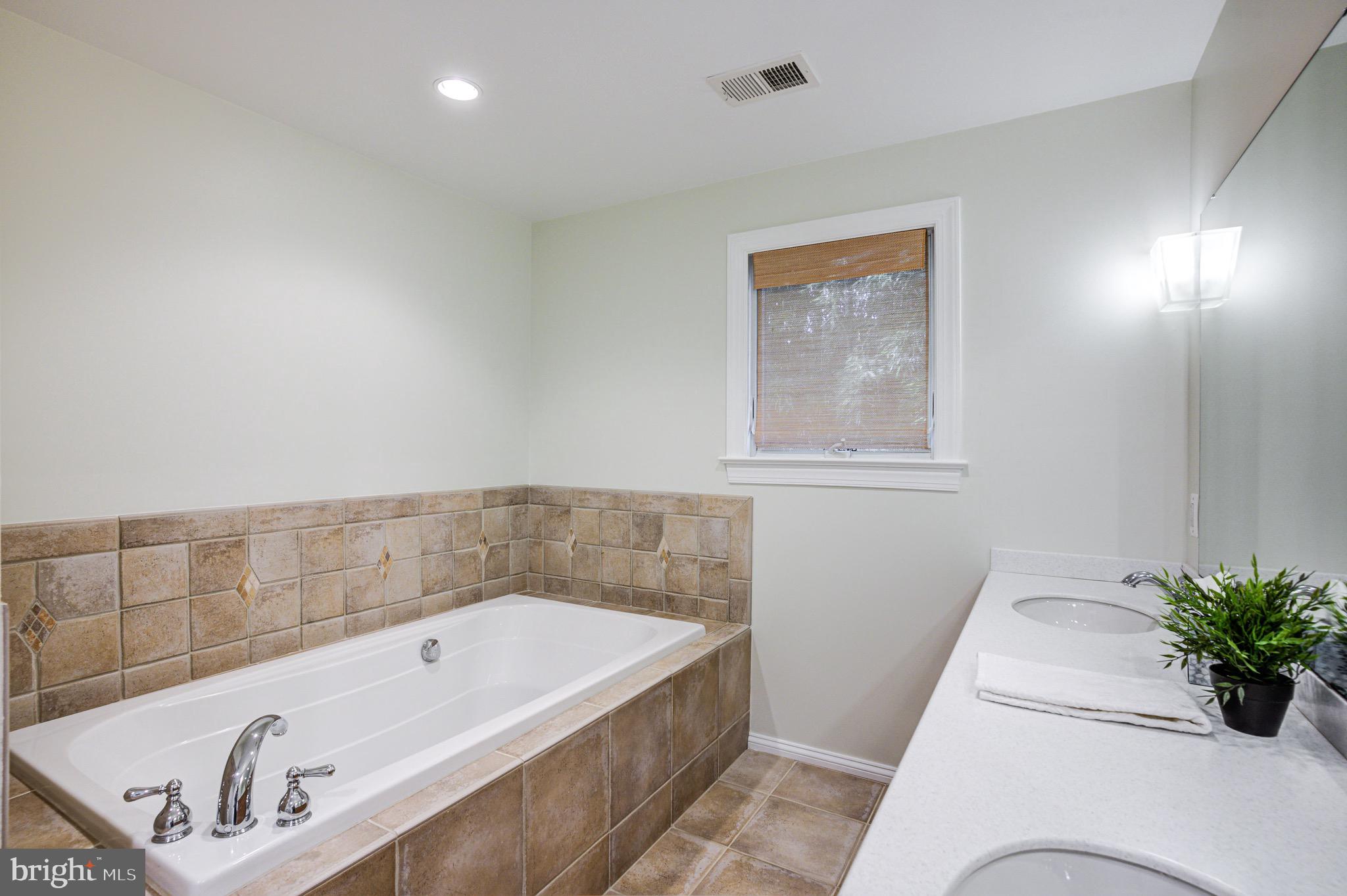 NORTH WOODSIDE - Residential Lease