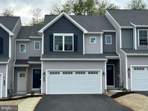 Townhouse For Sale - 128 Magnolia Drive<br/> MIDDLETOWN, PA 17057
