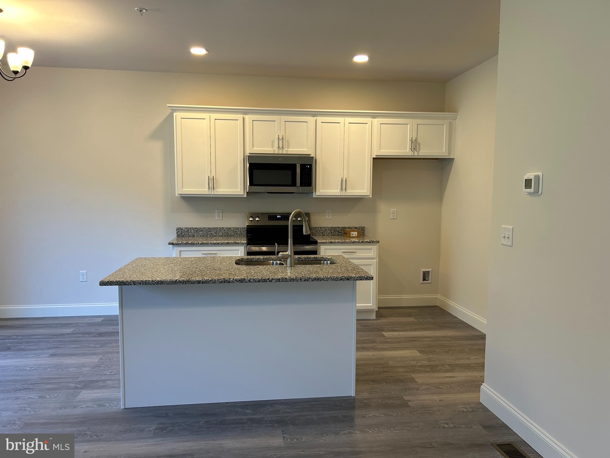 WOODLAND HILLS - Residential