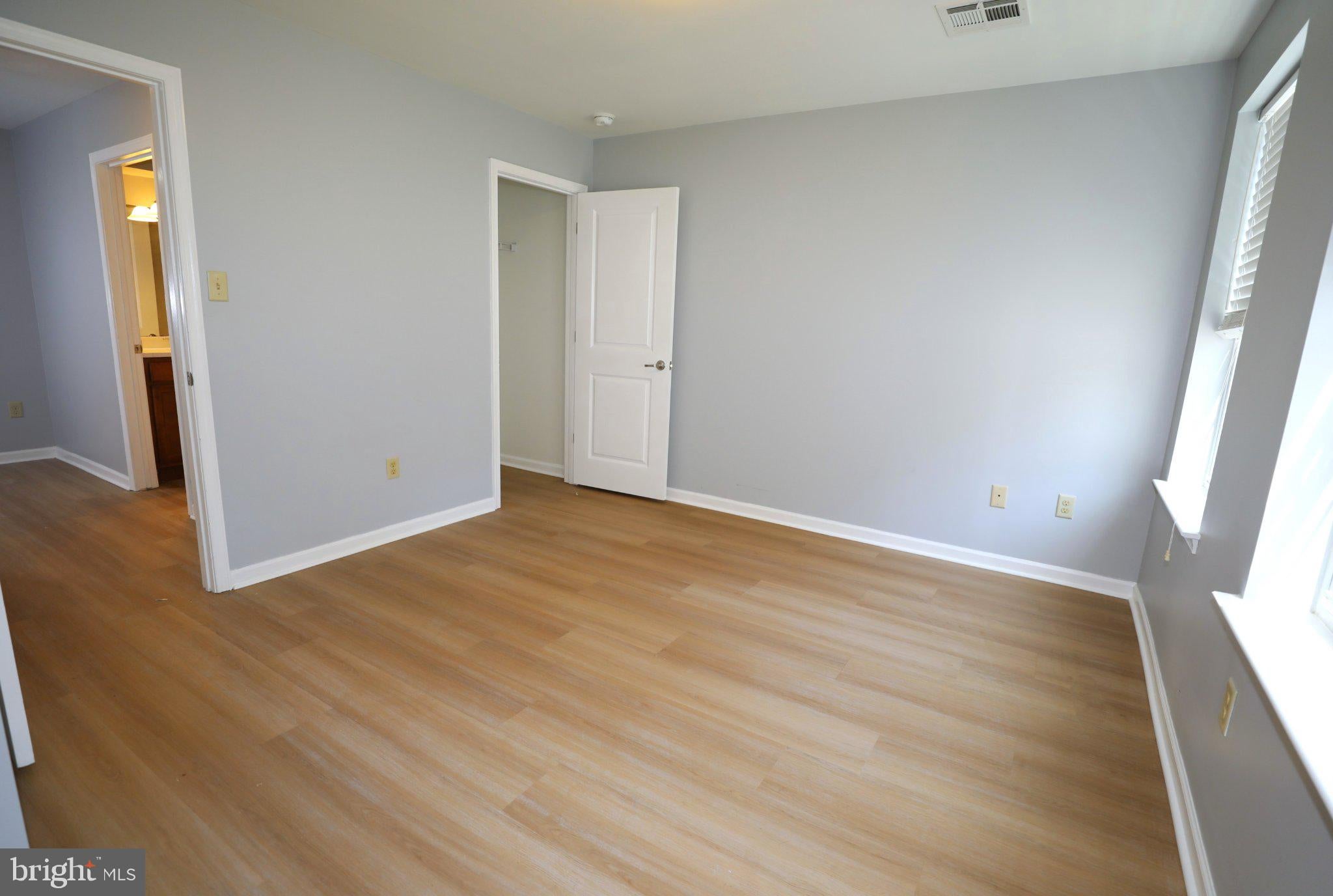 10 ROWAND WAY E