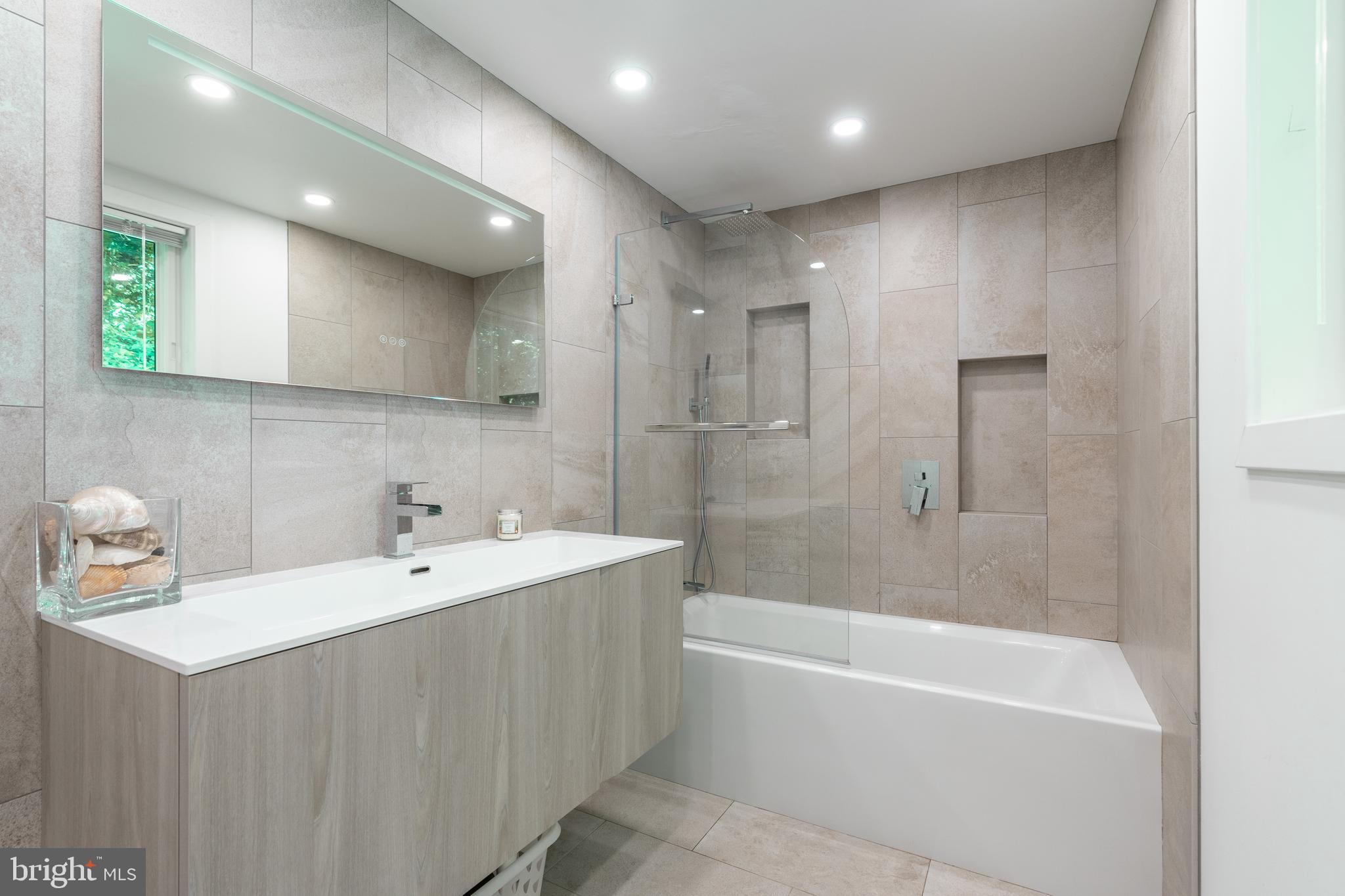 DUNLOP HILLS - Residential Lease