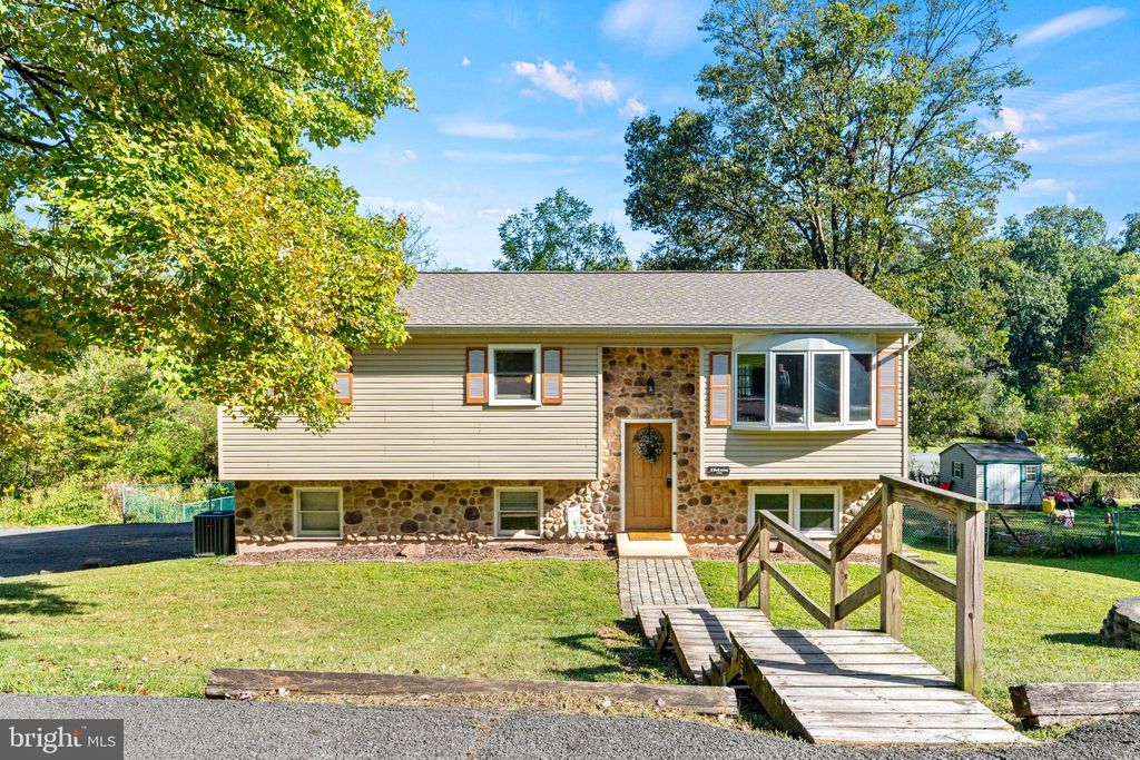 Photo of 30 Black Walnut Drive, ETTERS, PA 17319 (MLS # PAYK2091290)