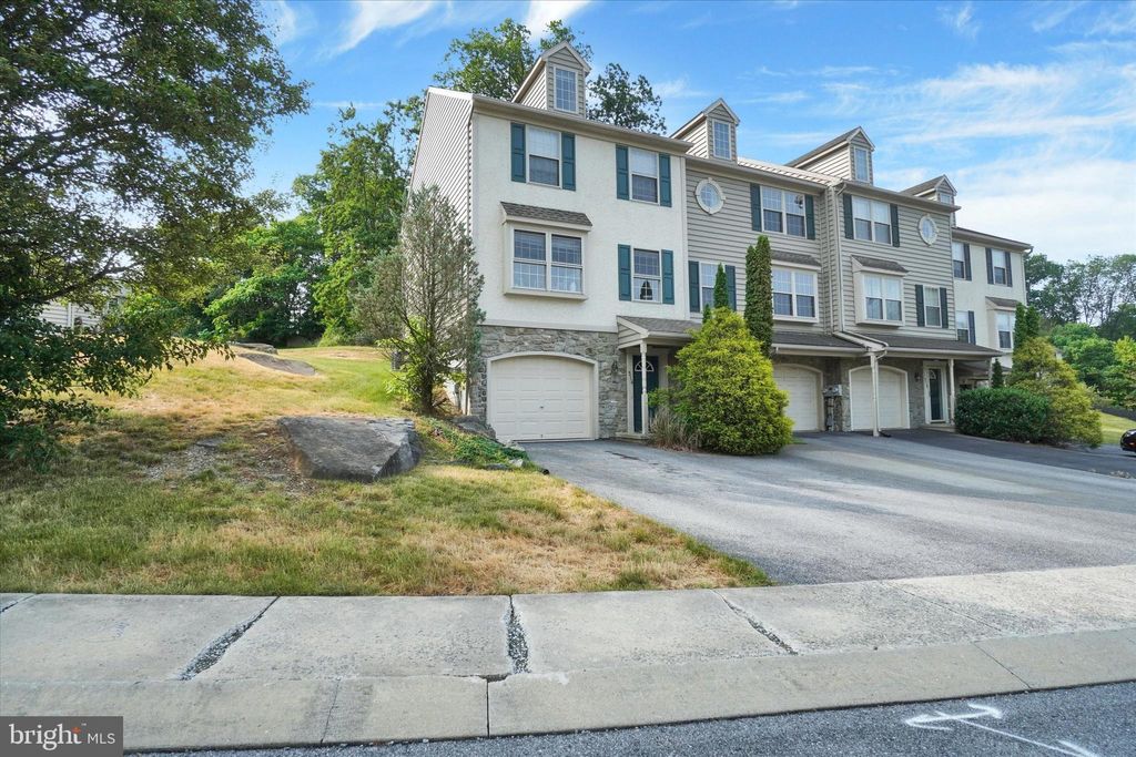 Photo of 514 INDIAN ROCK CIR, ELIZABETHTOWN, PA 17022 (MLS # PALA2036420)