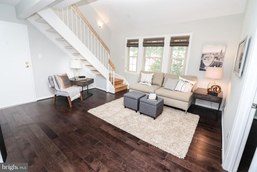 TWO BEDROOM and 1 FULL BATH FEATURES LOFT W/ FIREPLACE! BRAND NEW HARDWOOD FLOORS JUST INSTALLED! NEWLY RENOVATED FULL BATH! ALL FRESH PAINT! END UNIT WITH THREE SIDES OF WINDOWS AND SKYLIGHTS! BEAUTIFUL COMMUNITY AND JUST MINUTES TO OLD TOWN AND BIKE PATH. INCREDIBLE LOCATION! PLENTY OF PARKING. GREAT INVESTMENT!!