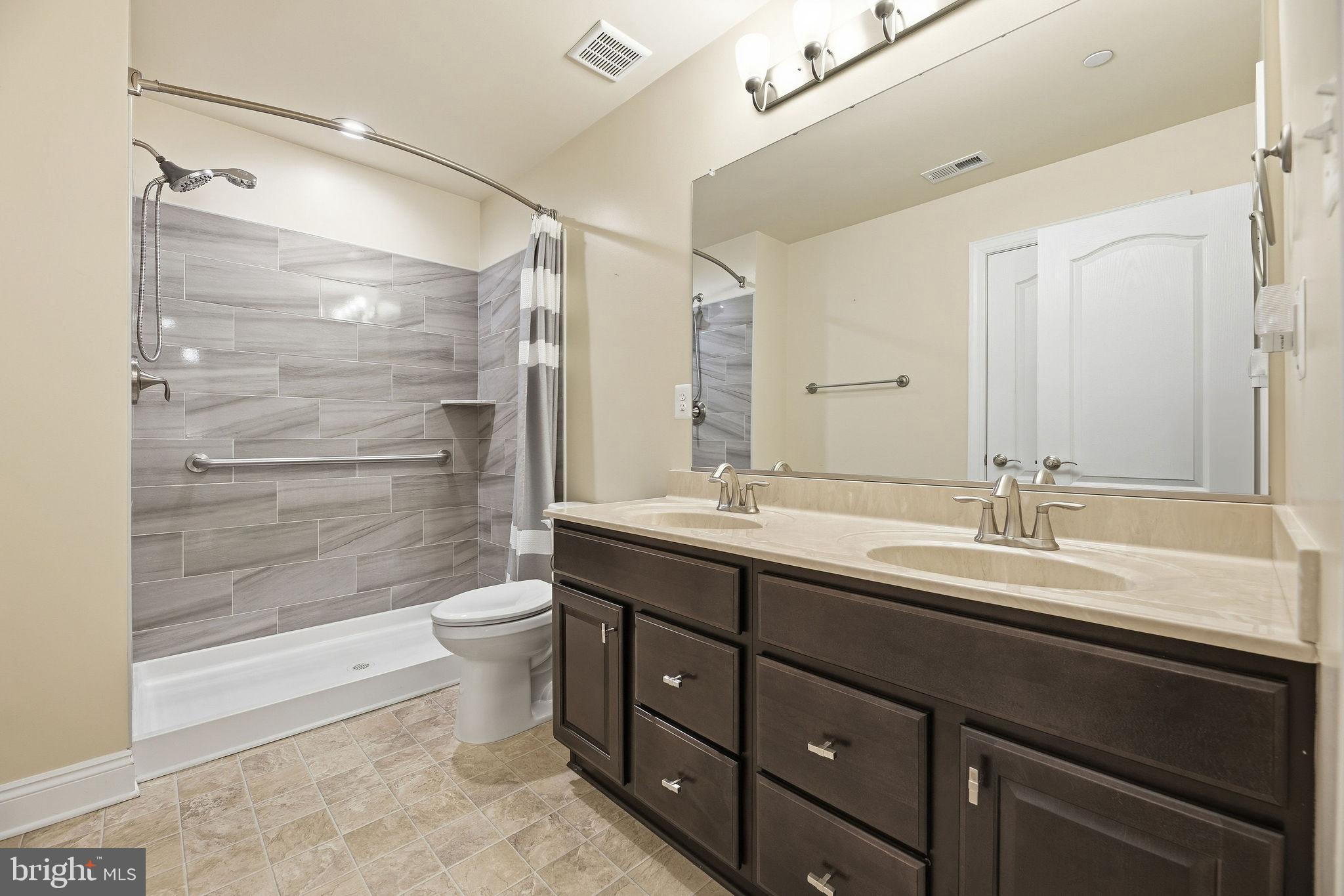 OAKLAND HALL - Residential