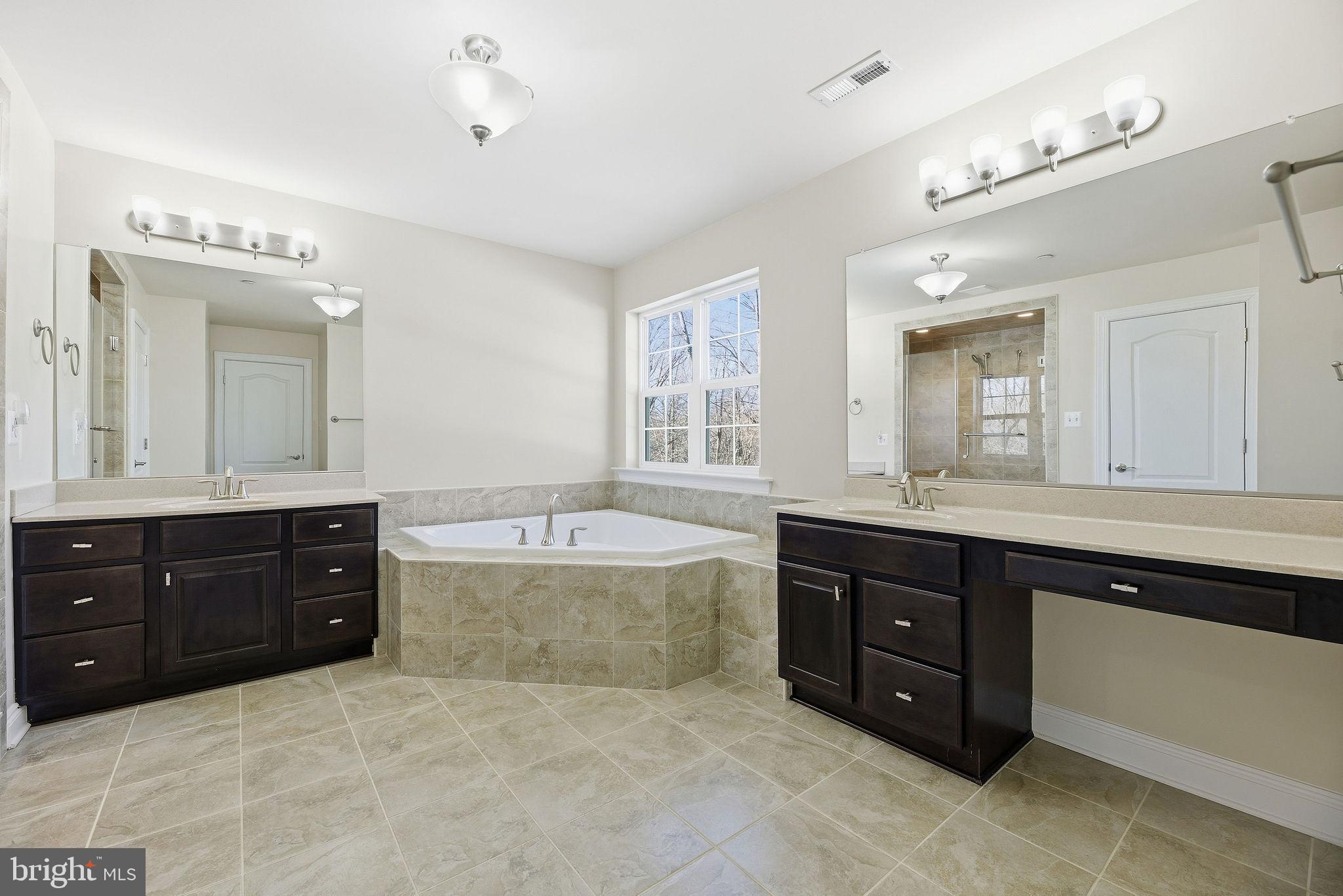 OAKLAND HALL - Residential