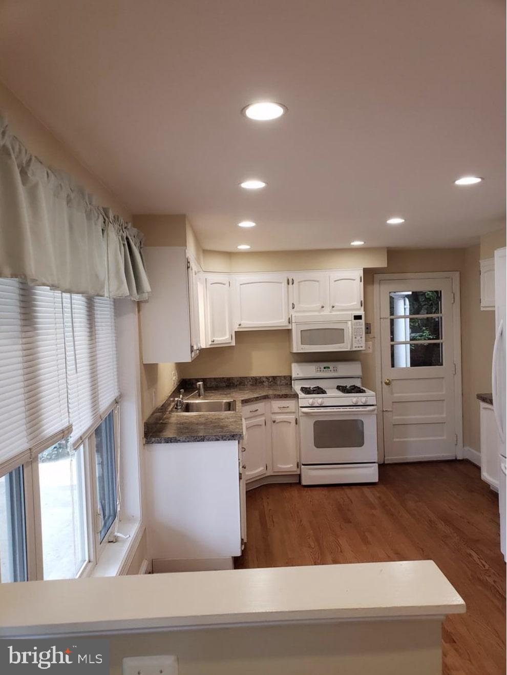 BOULEVARD MANOR - Residential Lease