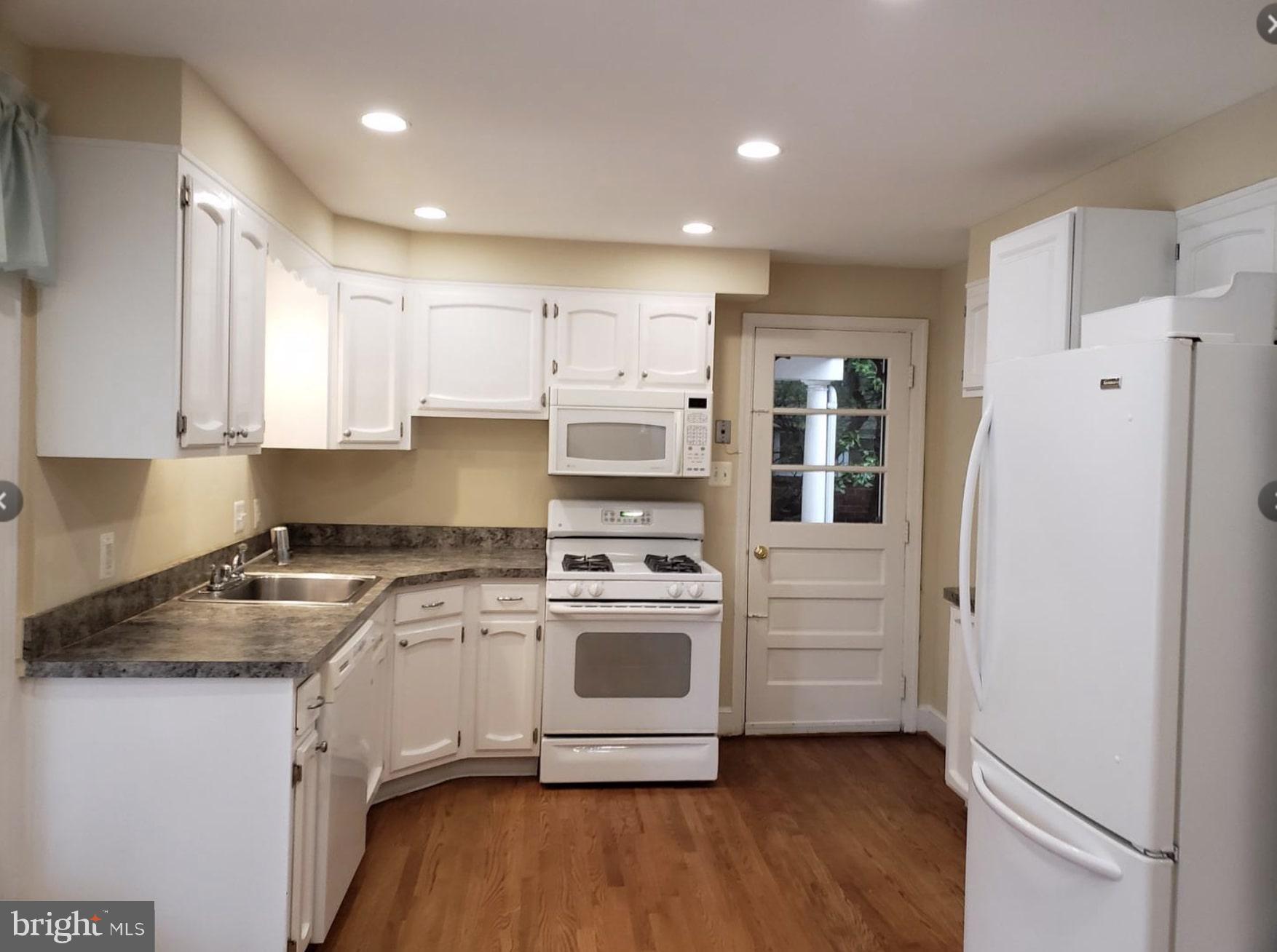 BOULEVARD MANOR - Residential Lease