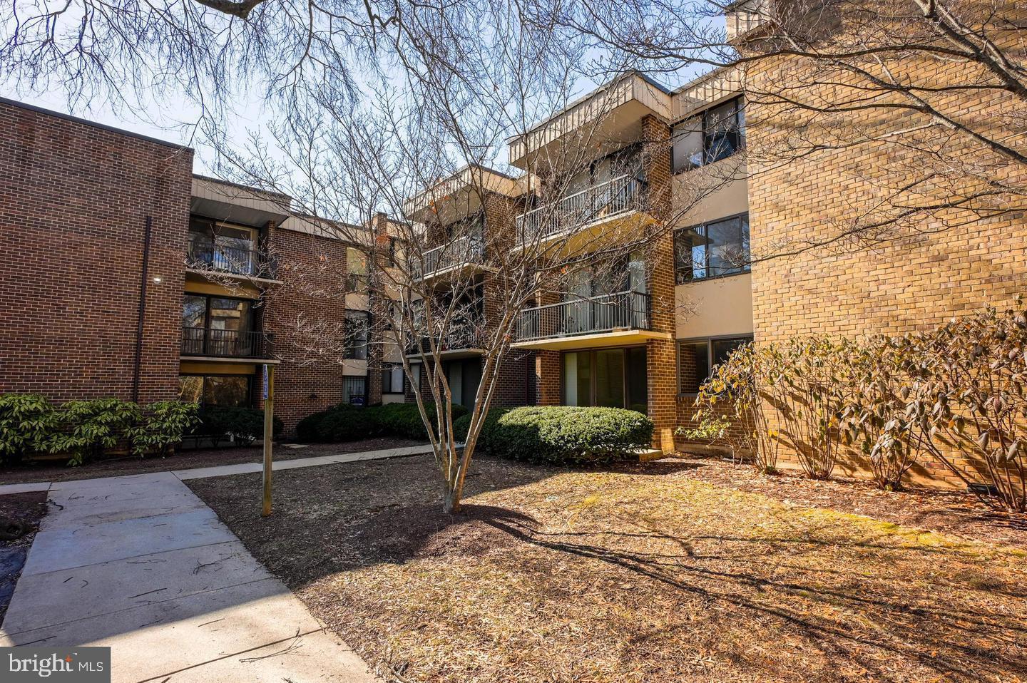 balcony , washer and dryer inside, hardwood floors , bright, top floor, playground, walking distance to Forest glen metro stop, bus stop right in front, all utilities included