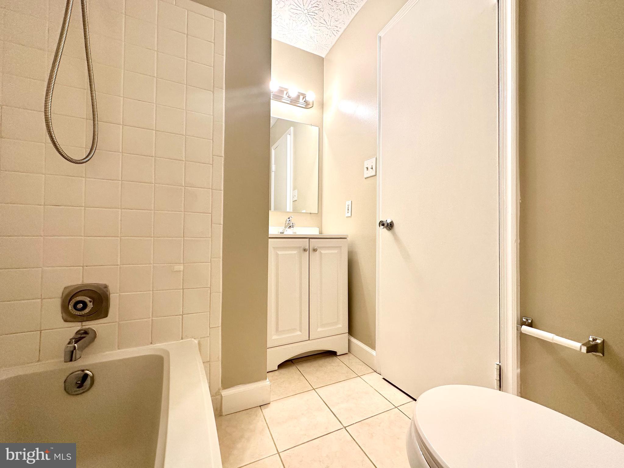 GUNNERS LAKE VILLAGE - Residential Lease