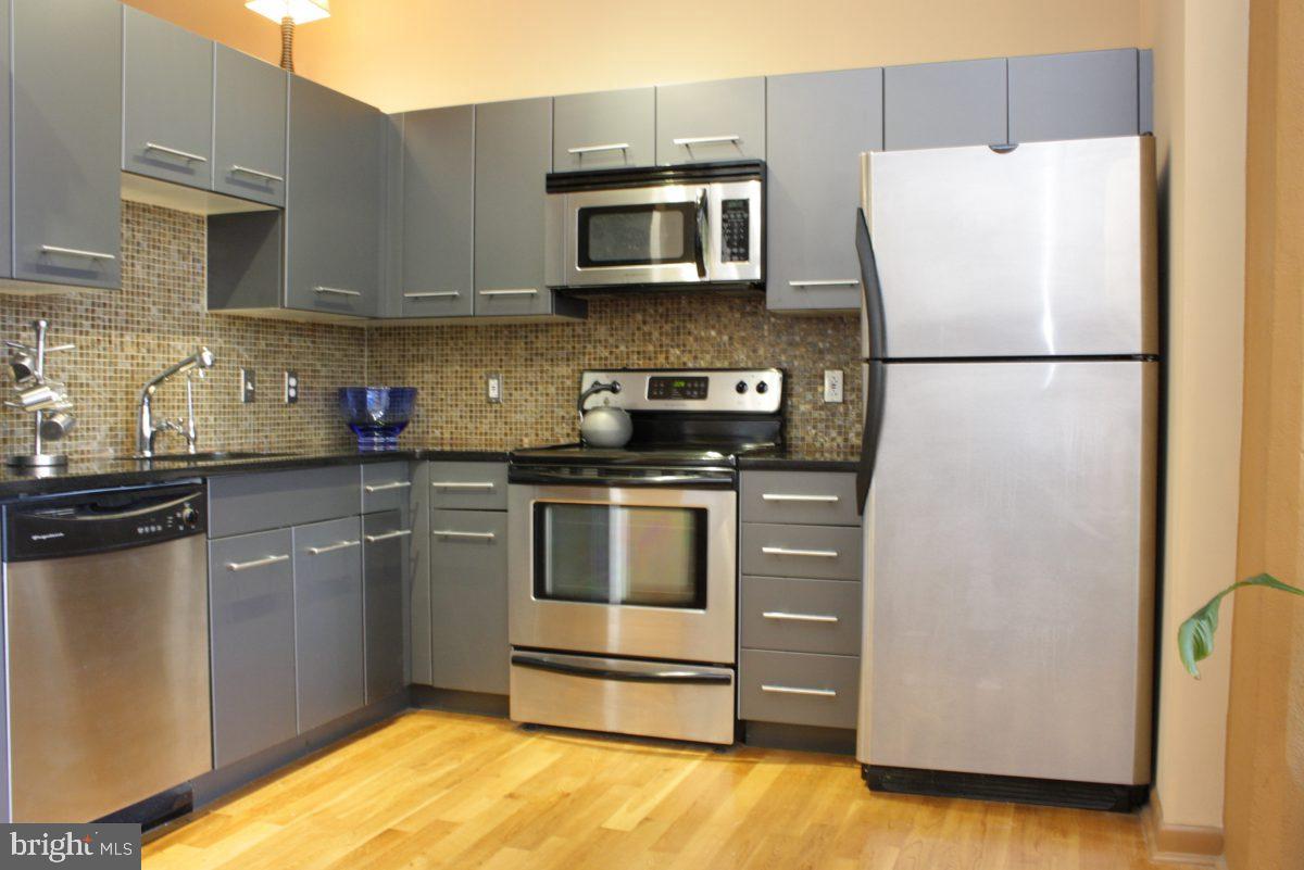 LOGAN SQUARE - Residential