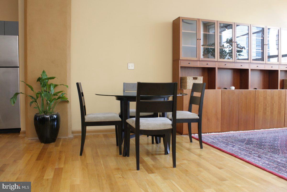 LOGAN SQUARE - Residential