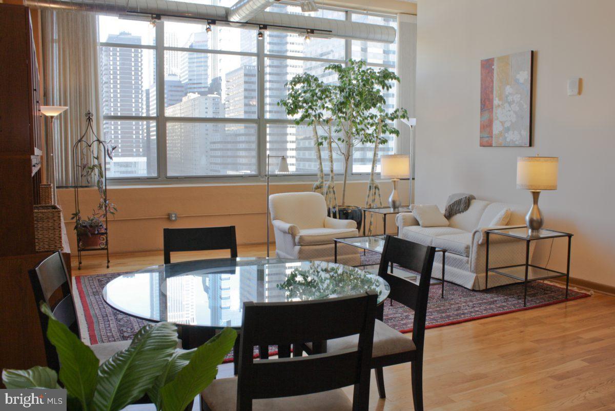 LOGAN SQUARE - Residential
