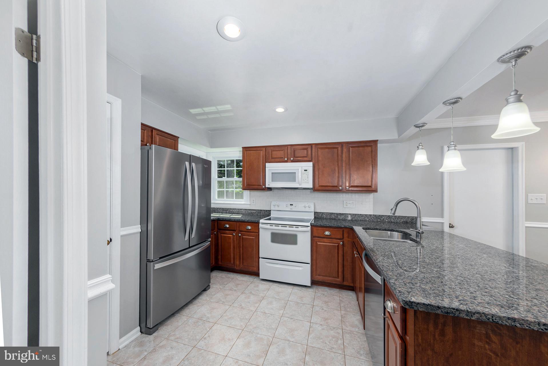 COUNTRY CLUB MANOR - Residential Lease