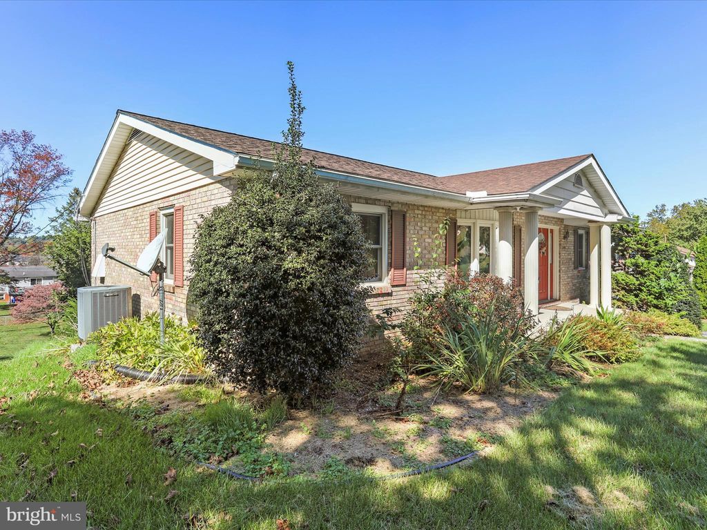 Photo of 162 Briar Ridge Dr, WAYNESBORO, PA 17268 (MLS # PAFL2030654)