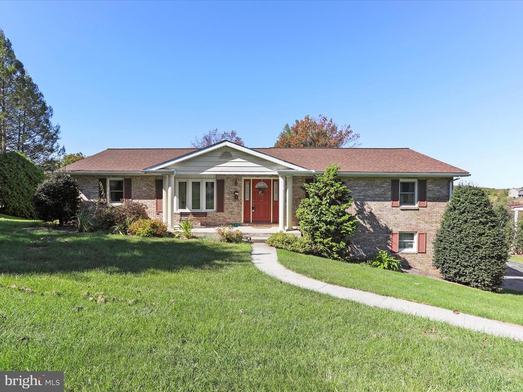 Photo of 162 Briar Ridge Dr, WAYNESBORO, PA 17268 (MLS # PAFL2030654)