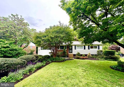 Photo of 2026 Dexter Drive, FALLS CHURCH, VA 22043 (MLS # VAFX2310964)