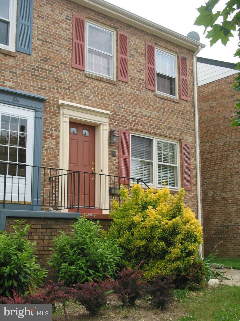 19 E MYRTLE STREET