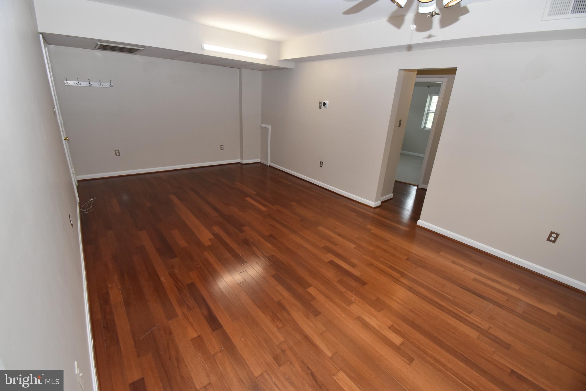 1816 QUEENS LANE 4-225