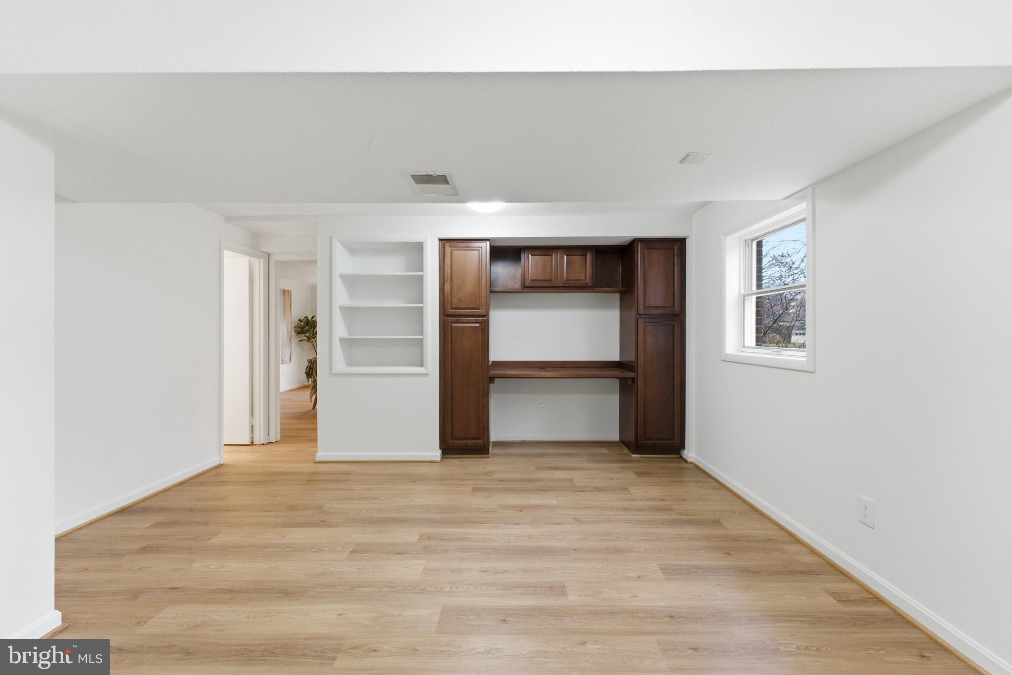 SHERWOOD FOREST MANOR - Residential