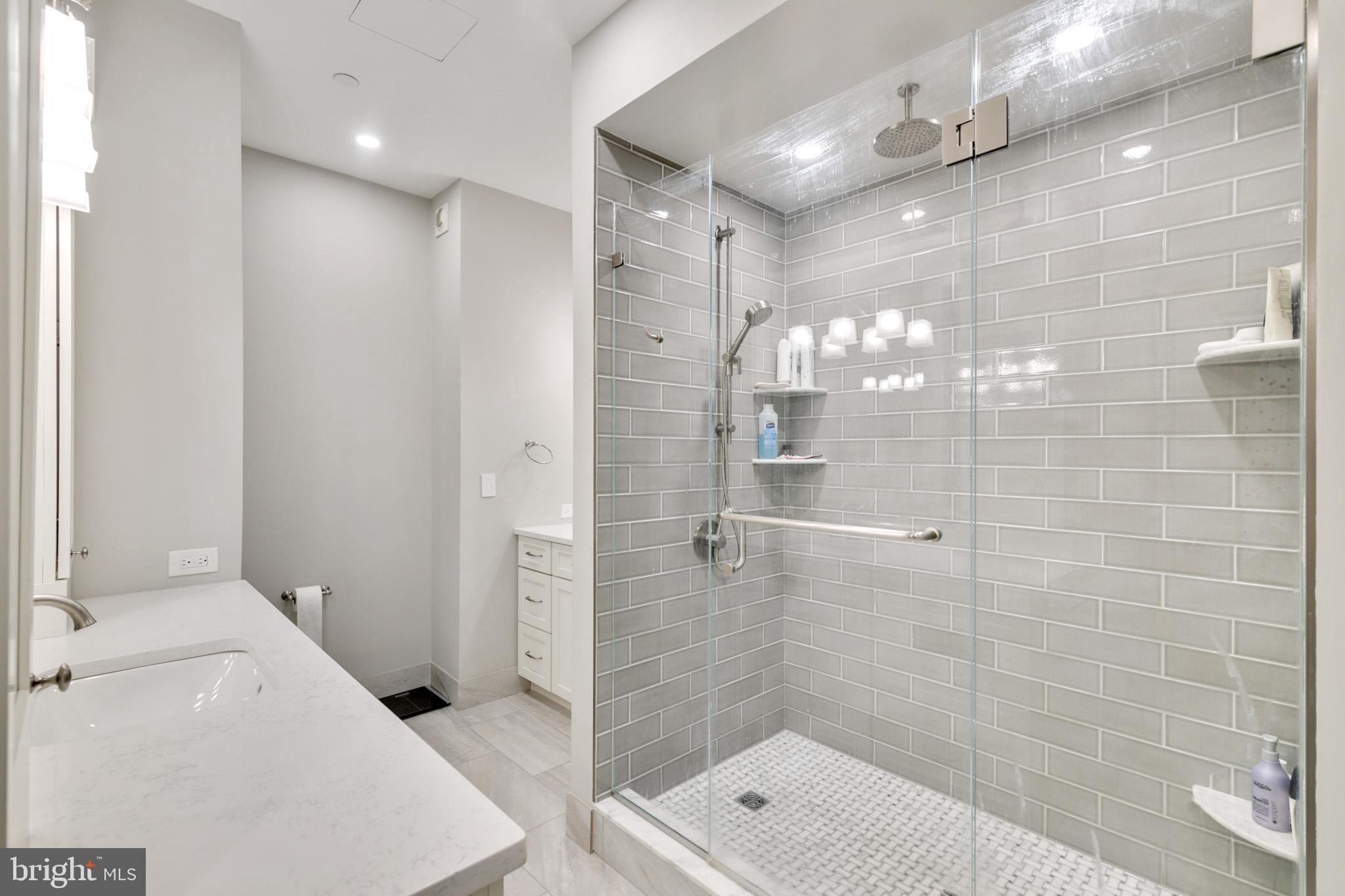 AVENUE OF THE ARTS - Residential