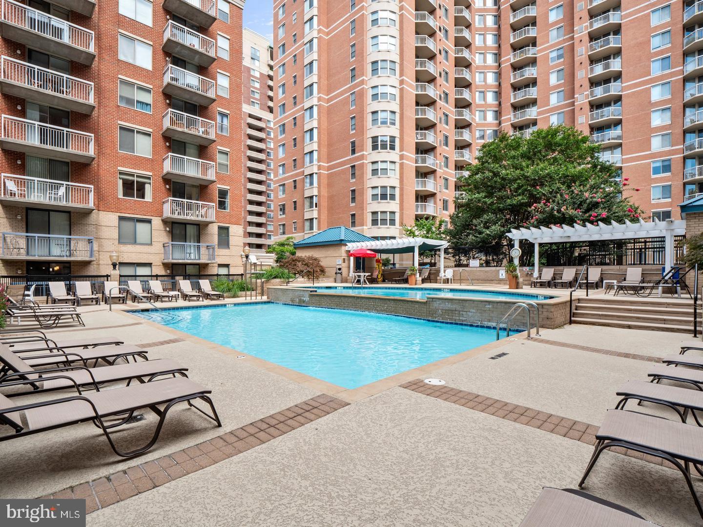 LEXINGTON SQUARE - Residential