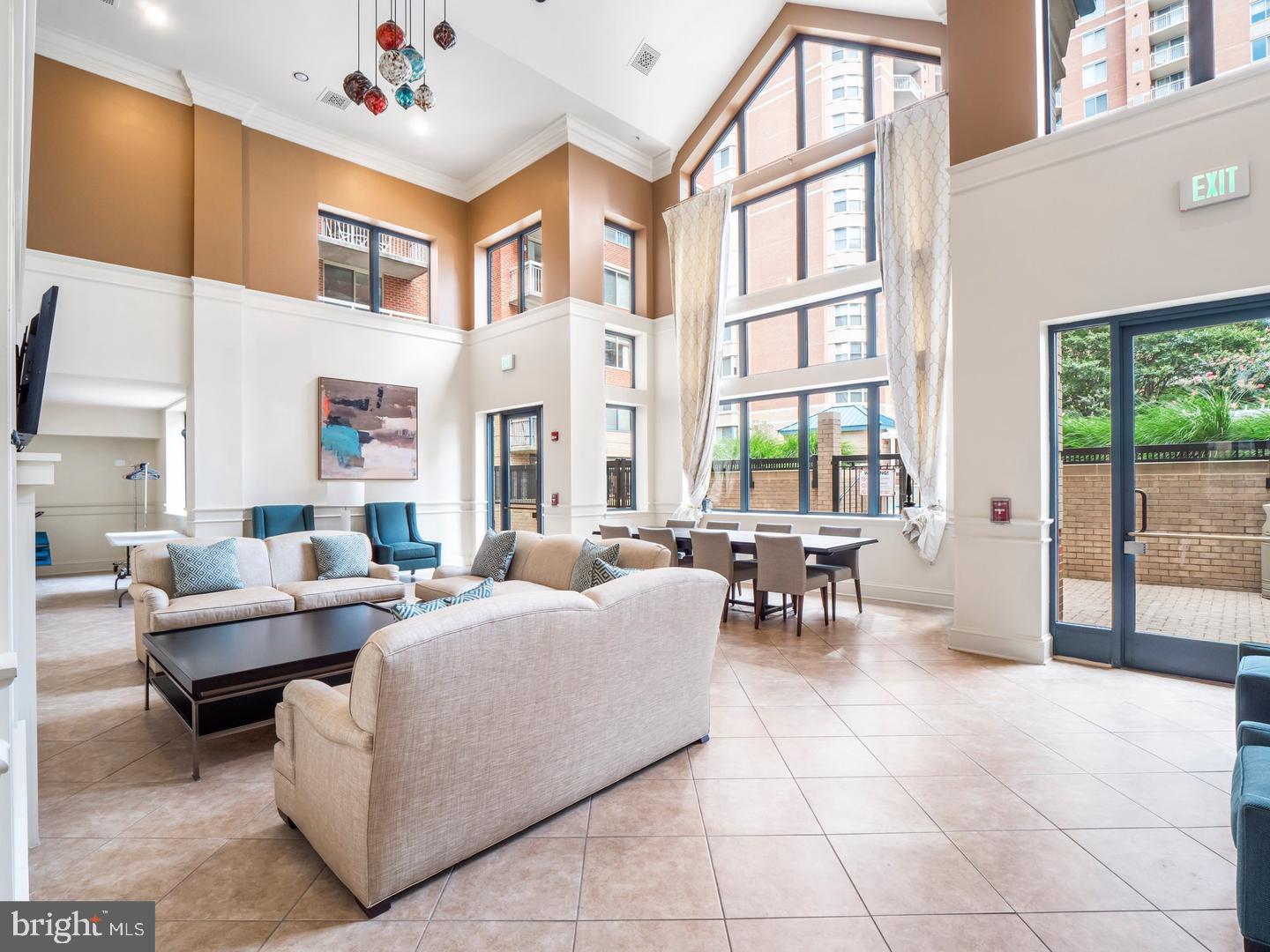 LEXINGTON SQUARE - Residential