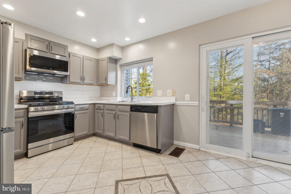 CAROLYN FOREST - Residential Lease