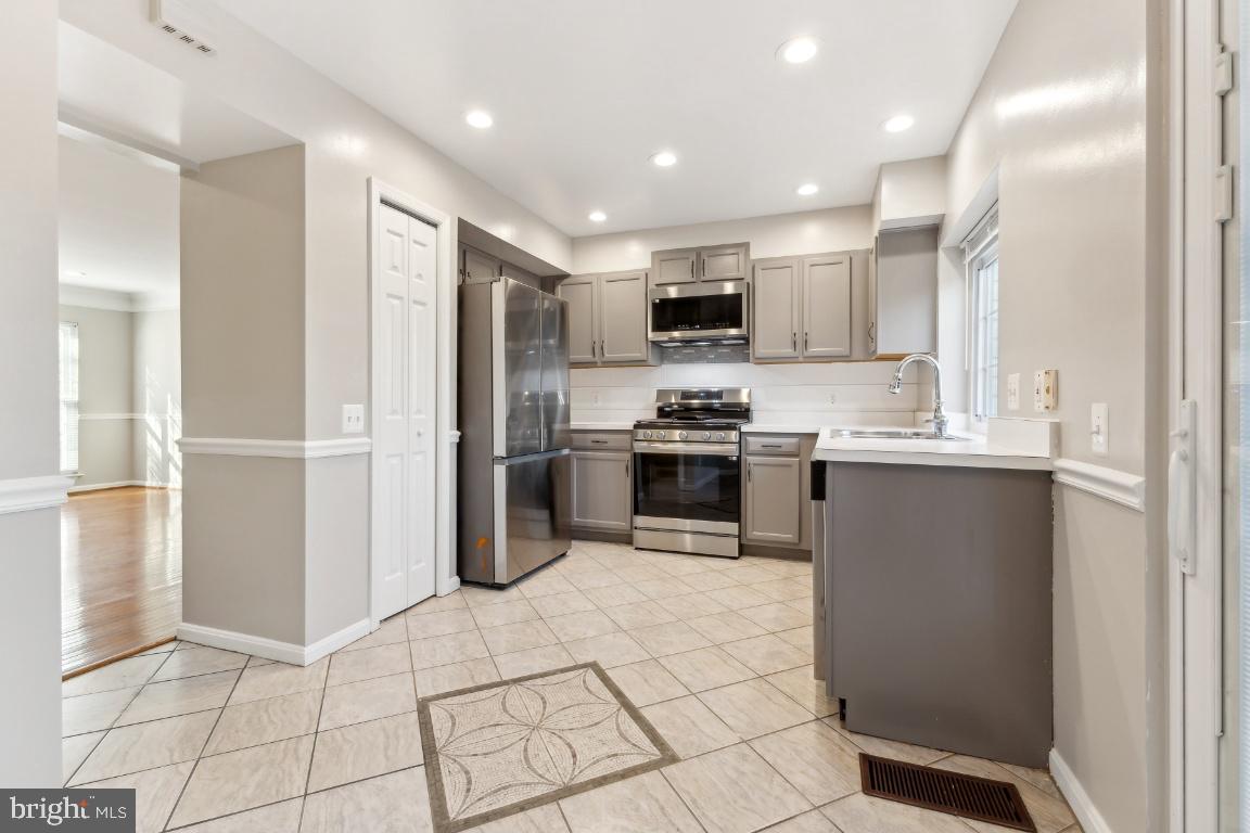 CAROLYN FOREST - Residential Lease