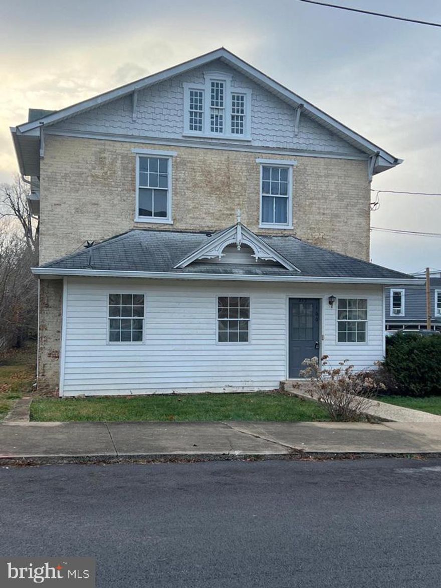 Large 3 Bedroom, 1 Full Bathroom apartment on top level. Freshly painted with hardwood floors and new vinyl flooring. Pets are case-by-case.