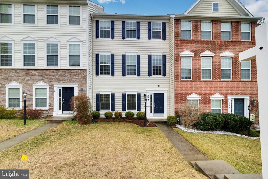 HUGE FOUR BEDROOM UPDATED  2 CAR GARAGE TOWNHOME, THREE FULL AND ONE HALF BATHROOM, STUNNING LAMINATED FLOORING, LARGE TABLE SIZE KITCHEN WITH DOUBLE OVENS, GAS COOKING INSERT, BREAKFAST BAR, GRANITE COUNTERS AND DESIGNER BACKSPLASH.
ENOURMES PRIMARY SUITE WITH CATHEDRAL CEILINGS, WALK IN CLOSET AND EN-SUITE SUPER BATH WITH SOAKING TUB.