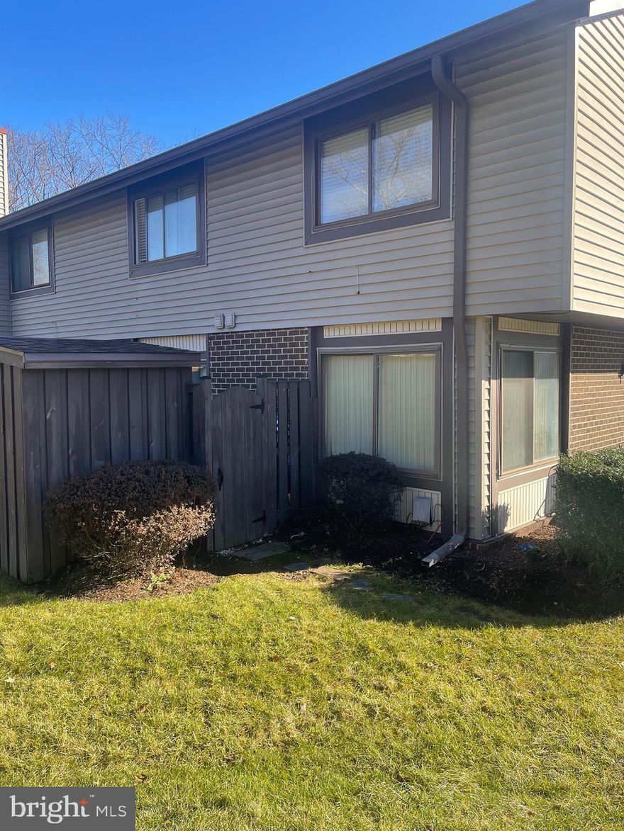 Ready to move in Condo- well kept ,  with 3 bedroom and 2 bath upstairs, and half bath downstairs, great location.
Motivated seller