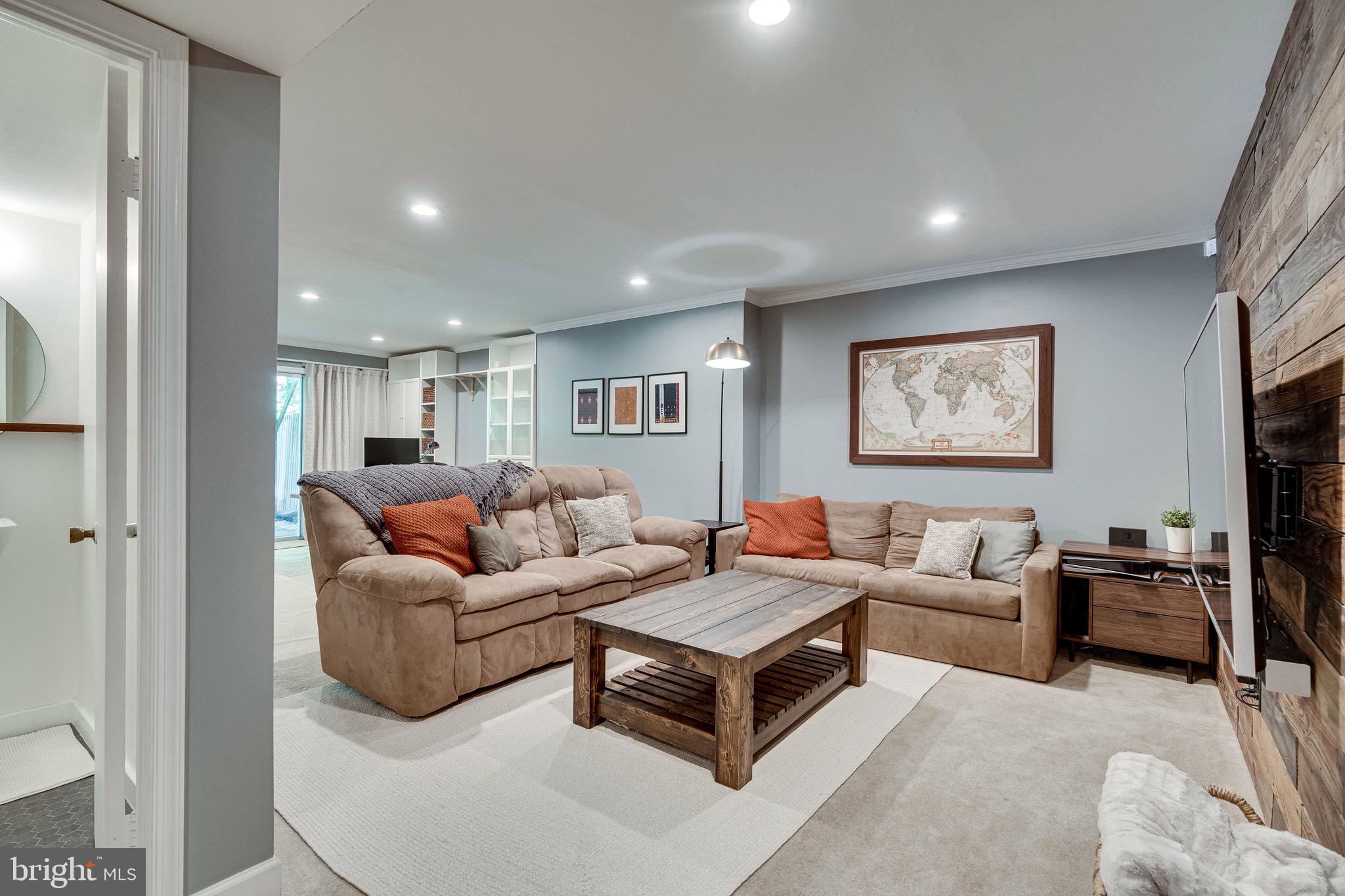 LONDON TOWNE - Residential