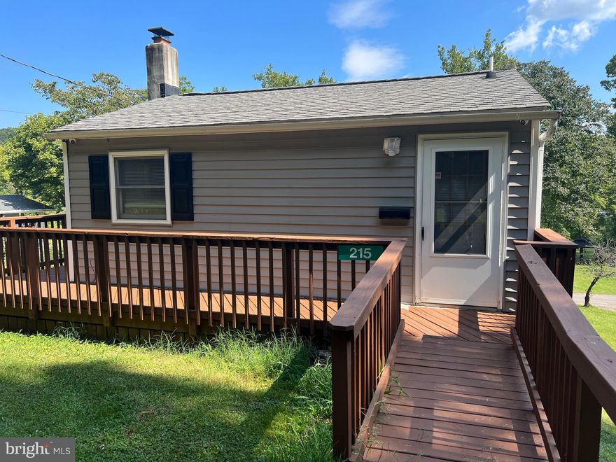 Lovely little cabin on the river!  Remodeled in 2023.  You don't want to miss this one... they don't come along often.