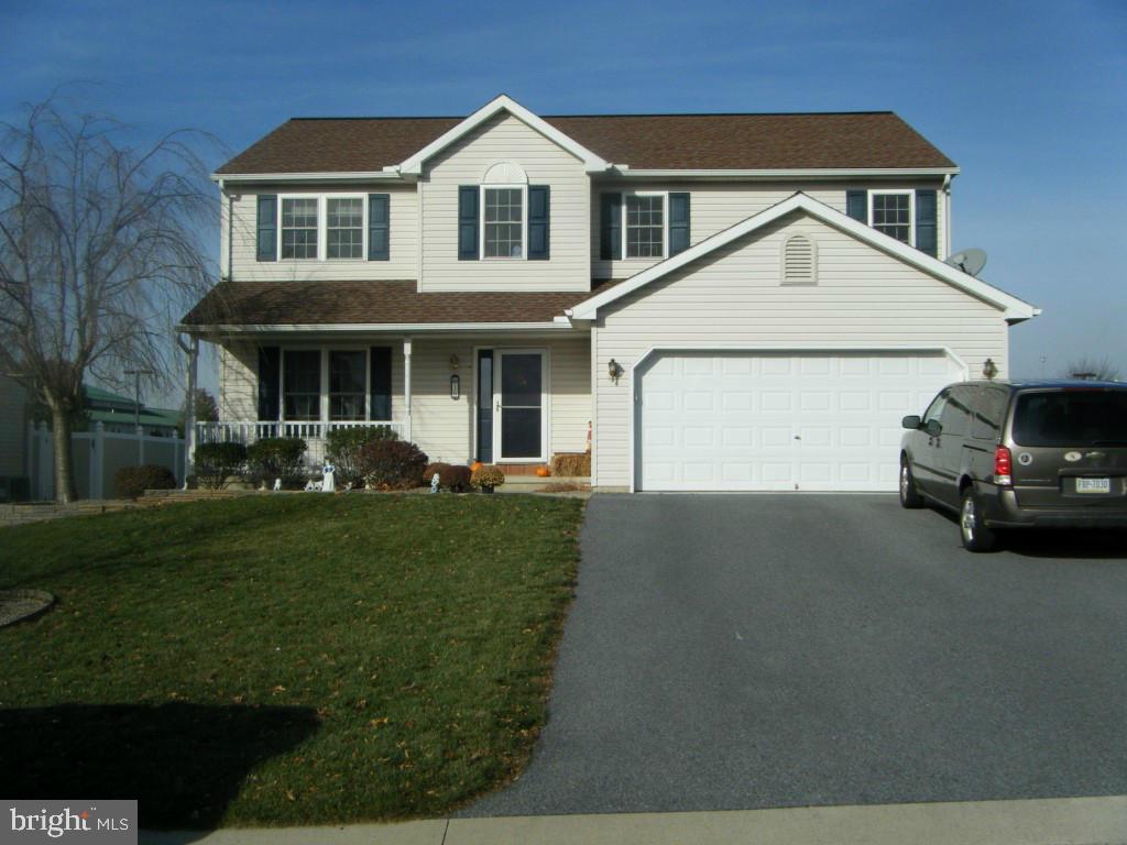 Pride of ownership can be seen in this King's Plantation home. 4 BR & 2.5 baths. An open floor plan makes this home great for entertaining. Large walk-in closet & whirlpool tub in master suite. Big backyard is great for kids & pets. Newer carpet & flooring & ample storage throughout the home. Refrigerator in garage included. Close to major transportation routes. Set up your showings today! http://www.LebanonOpenHouses.com/