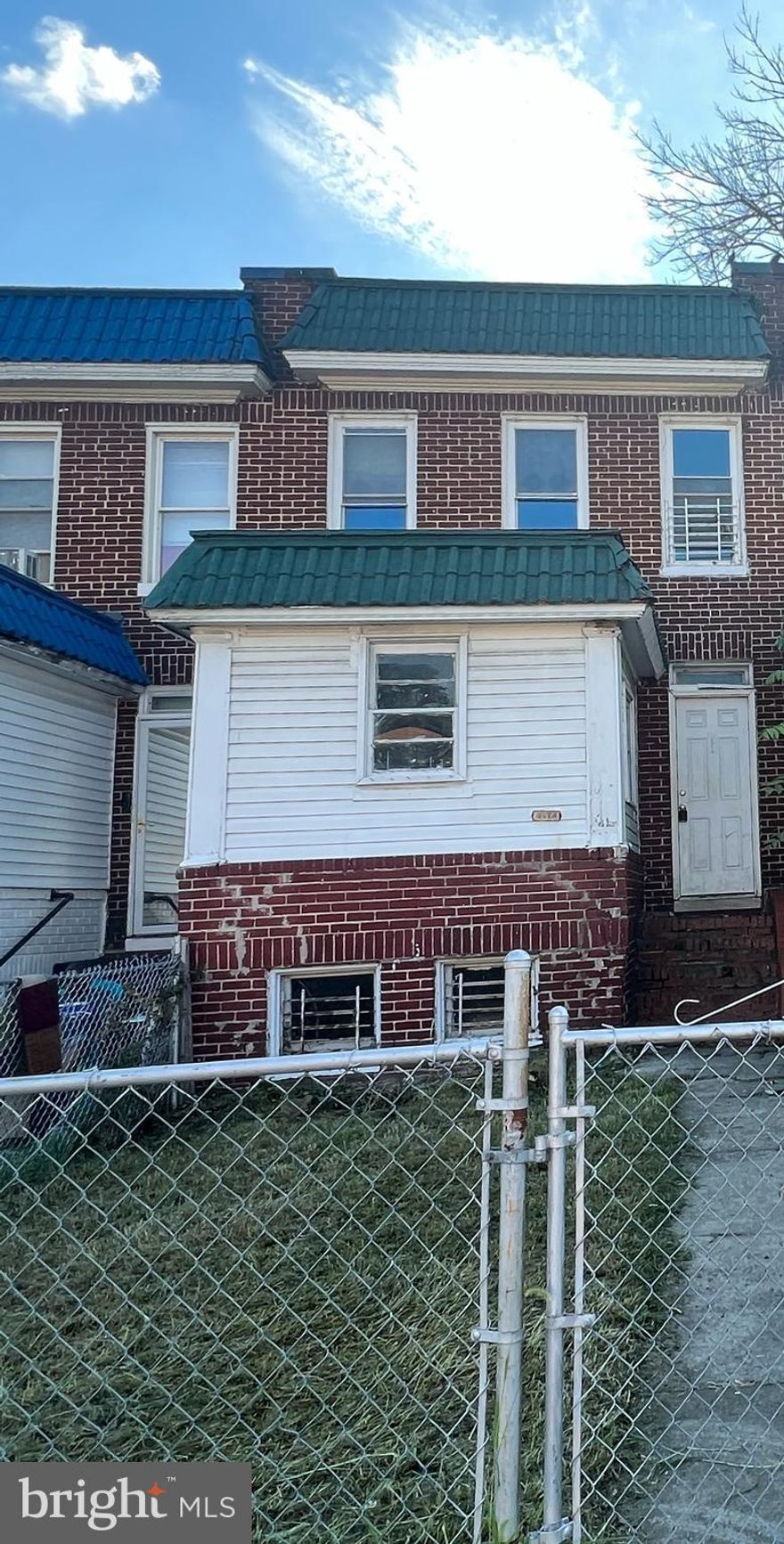 3 bed room. 1.5 bath. New Roof in 2021. Gas boiler heating. Newer water heater. The vacant house next door was recently purchased by a local Investor, currently prepping for a full rehab. Home owners next door.
Federally designated opportunity zone (capital gains waiver available)
