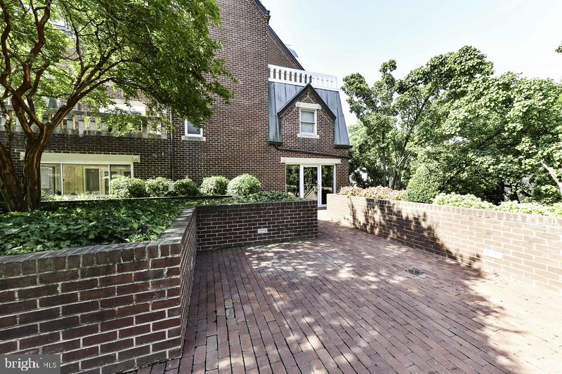 TORPEDO FACTORY - Residential Lease