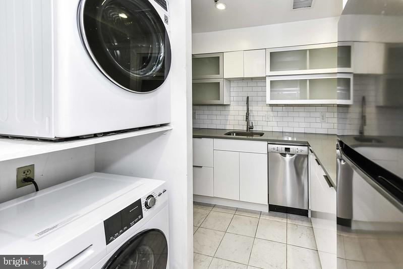 TORPEDO FACTORY - Residential Lease