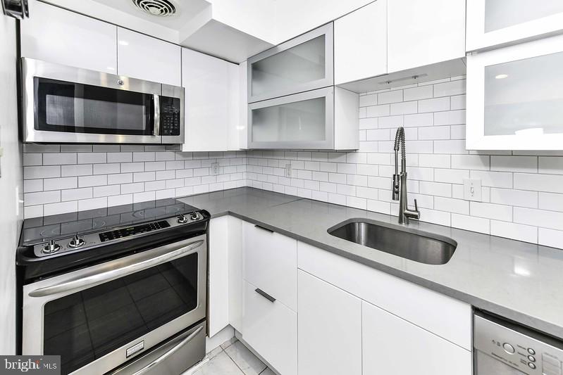 TORPEDO FACTORY - Residential Lease