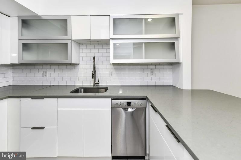 TORPEDO FACTORY - Residential Lease