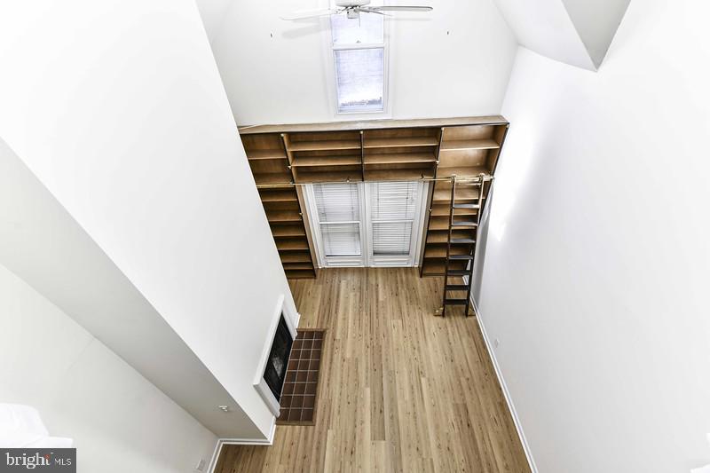 TORPEDO FACTORY - Residential Lease