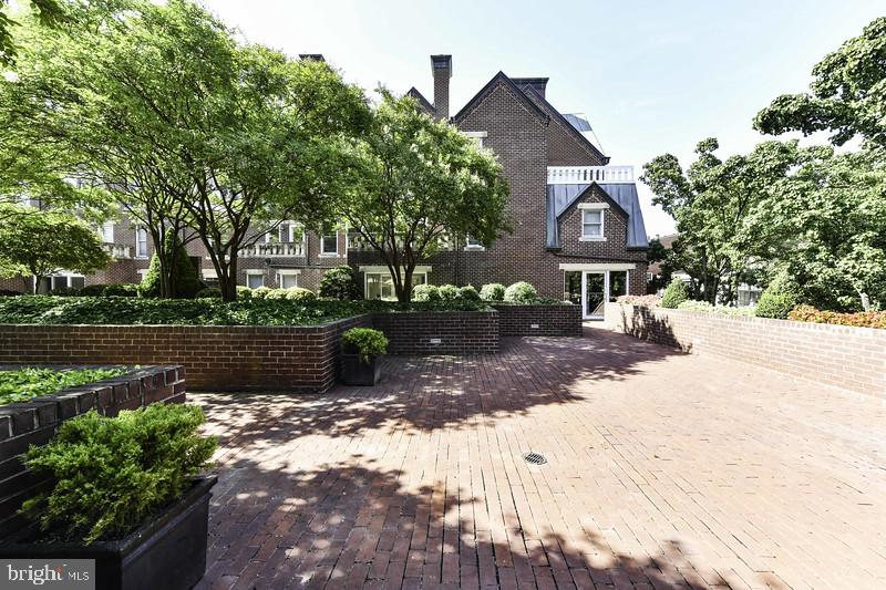 TORPEDO FACTORY - Residential Lease