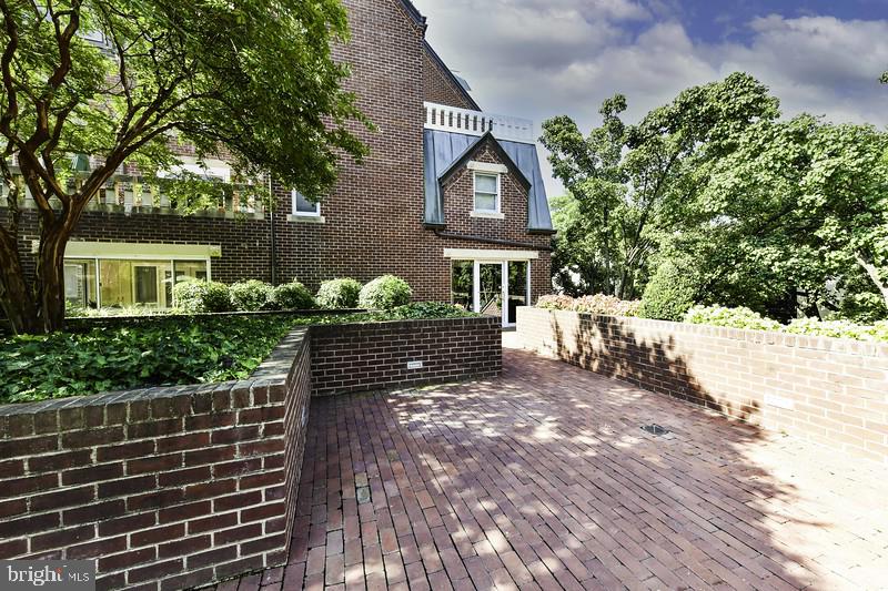 TORPEDO FACTORY - Residential Lease