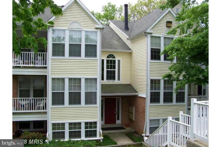 ***EXCELLENT 1ST LEVEL CONDO IN SOUTHERN HILLS***Unit has been freshly painted and new carpet has been installed. Great opportunity as income producing rental. The owners will be doing a final/thorough cleaning over the next week. Not very much available in this Condo Group, Broadneck Schools!