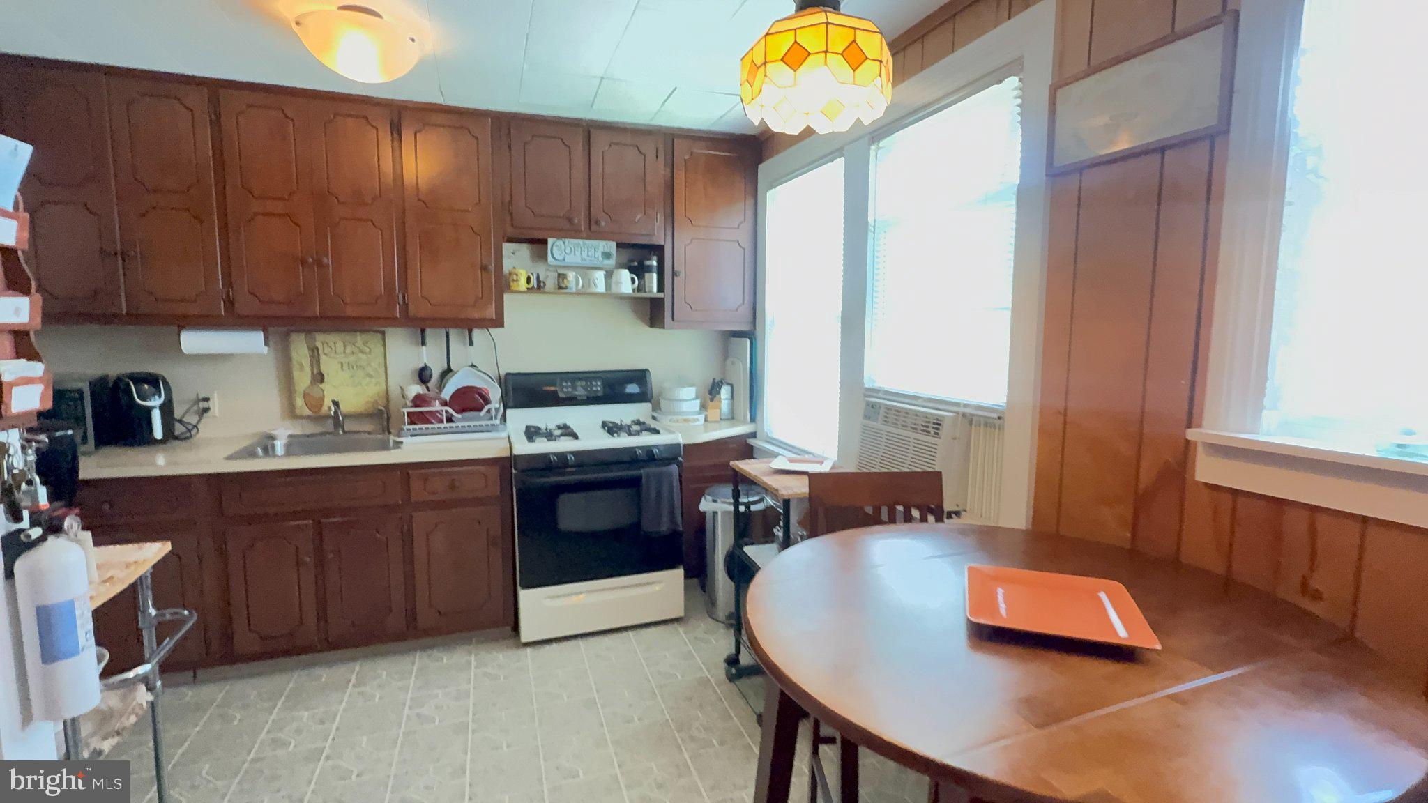 27 BARKER AVENUE - Photo 4